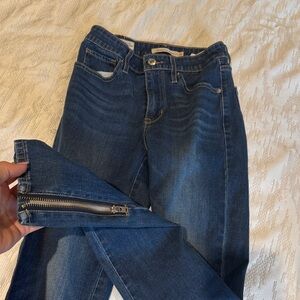Levi’s dark blue jeans size 25 721 high rise skinny